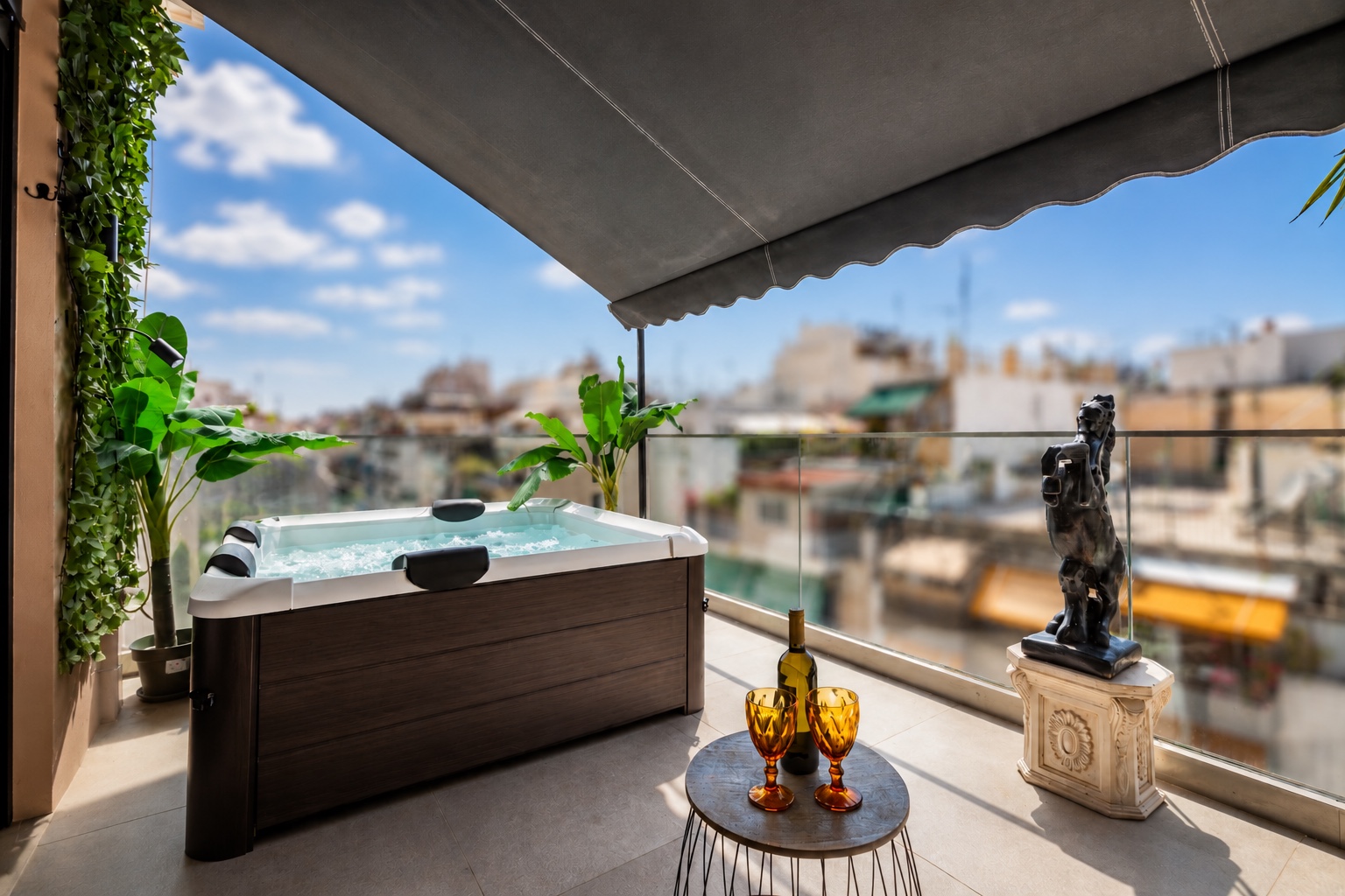 Ιδιωτικό υπαίθριο jacuzzi, κρασί και θέα στην Αθήνα με φως ημέρας.